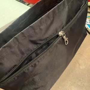 BLACK BAG ORGANIZER INSERT **GENTLY USED** MED/LG -HAS PLENTY OF COMPARTMENTS !!